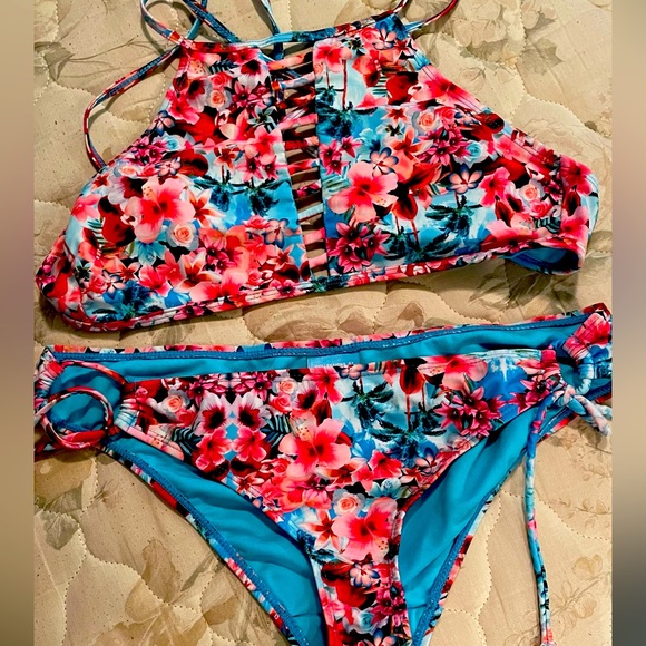 Bikini top and bottom - Picture 1 of 2